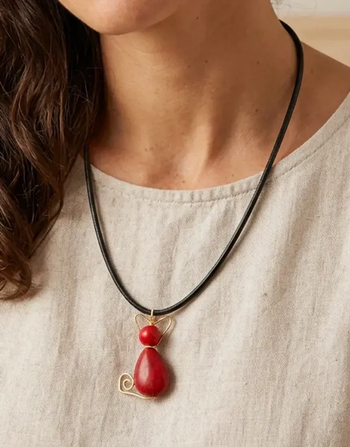 Collar con dije de gato — imagen con modelo