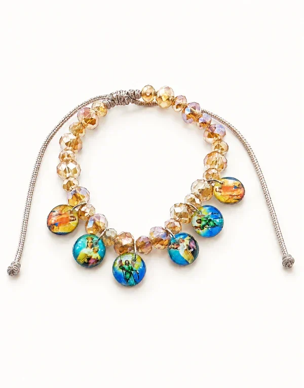 Pulsera artesanal de cuentas color champaña con varias medallas devocionales de colores