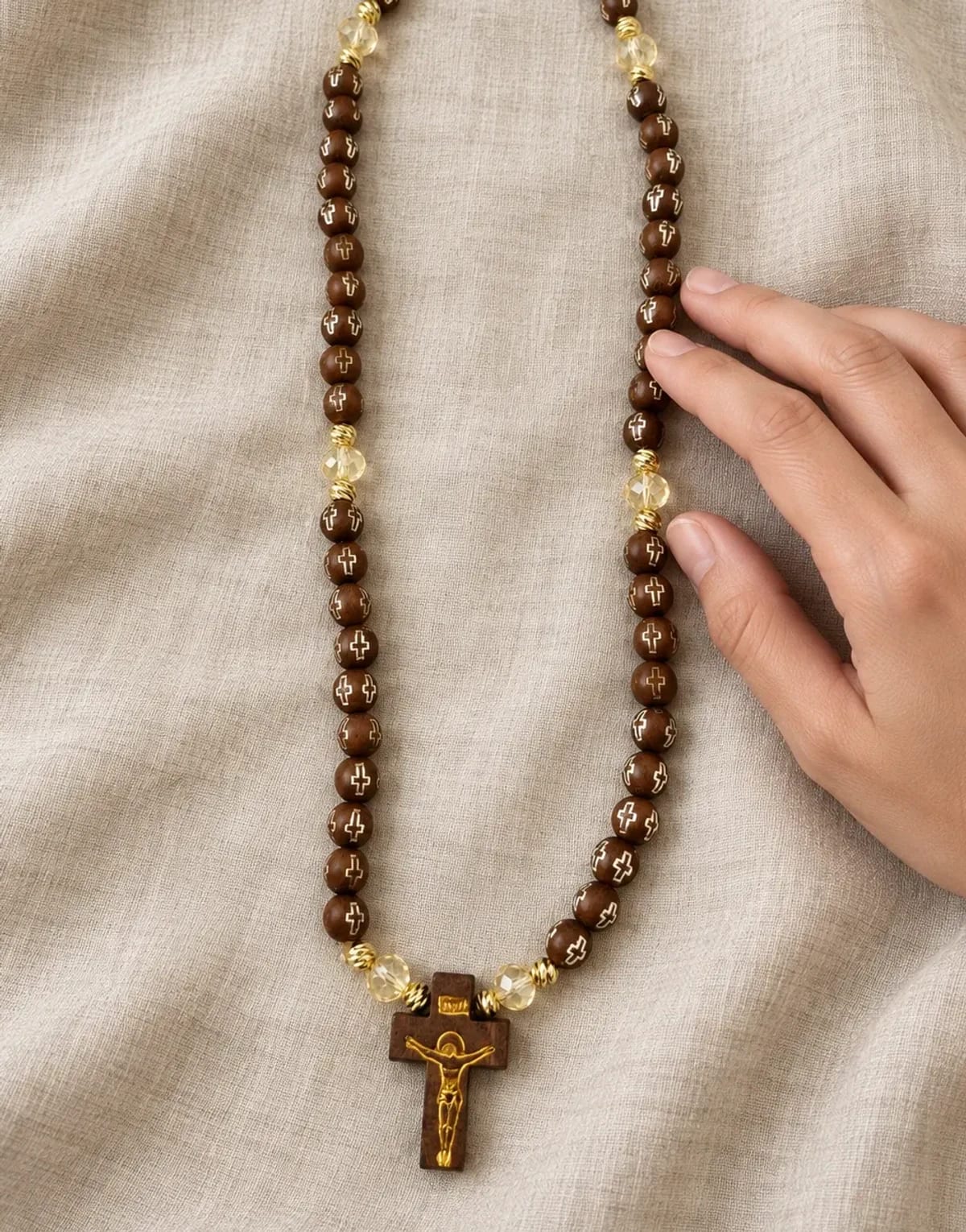 Rosario de mano con cruz de madera
