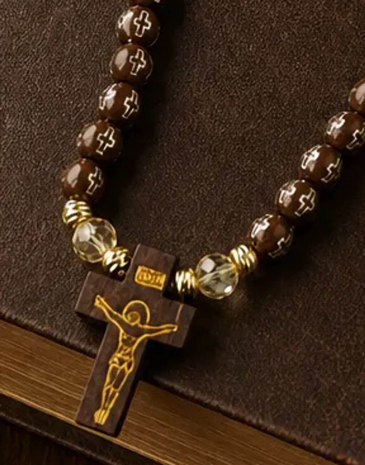 Rosario de mano con cruz de madera