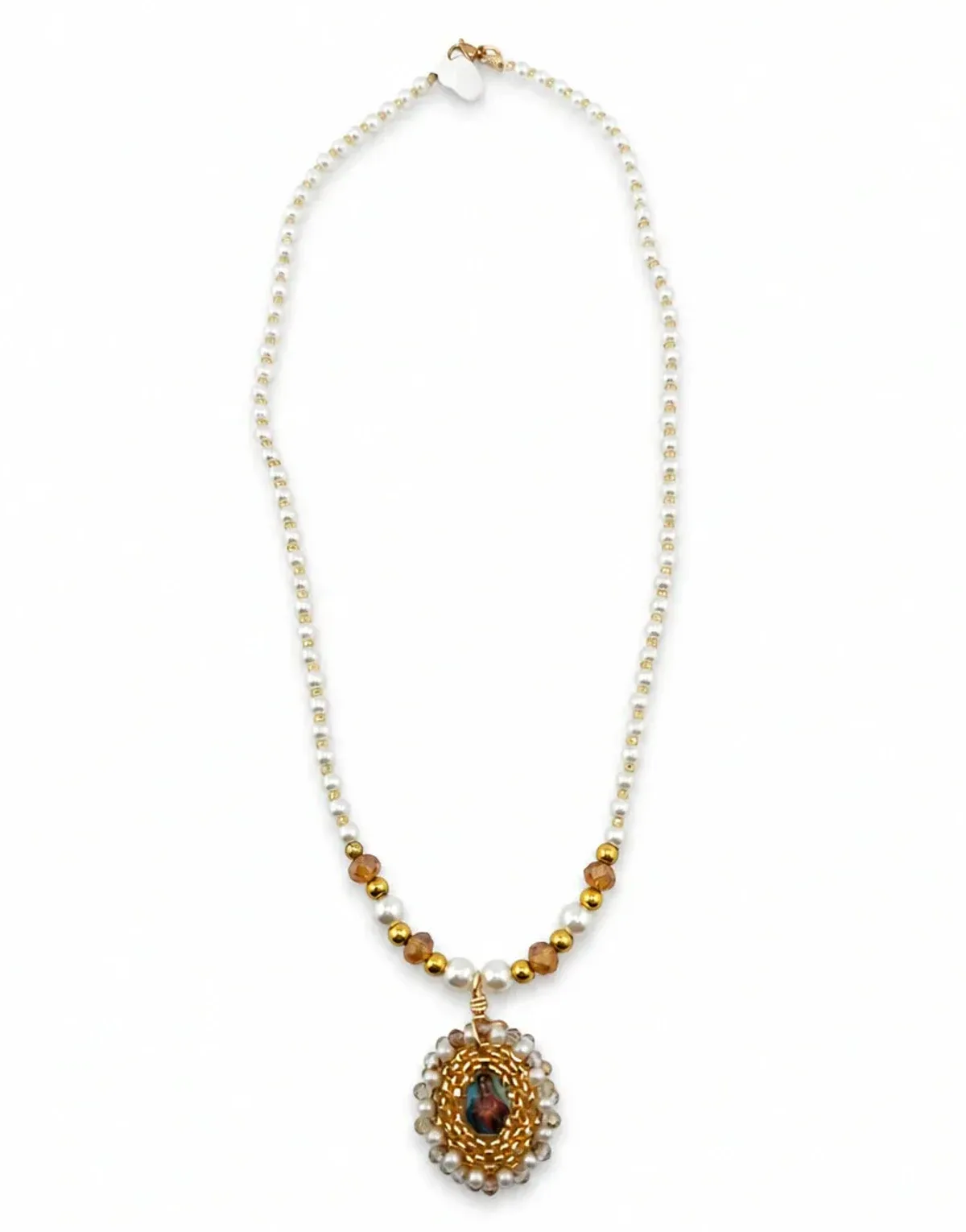 Collar con medalla  mini y perlas sintéticas