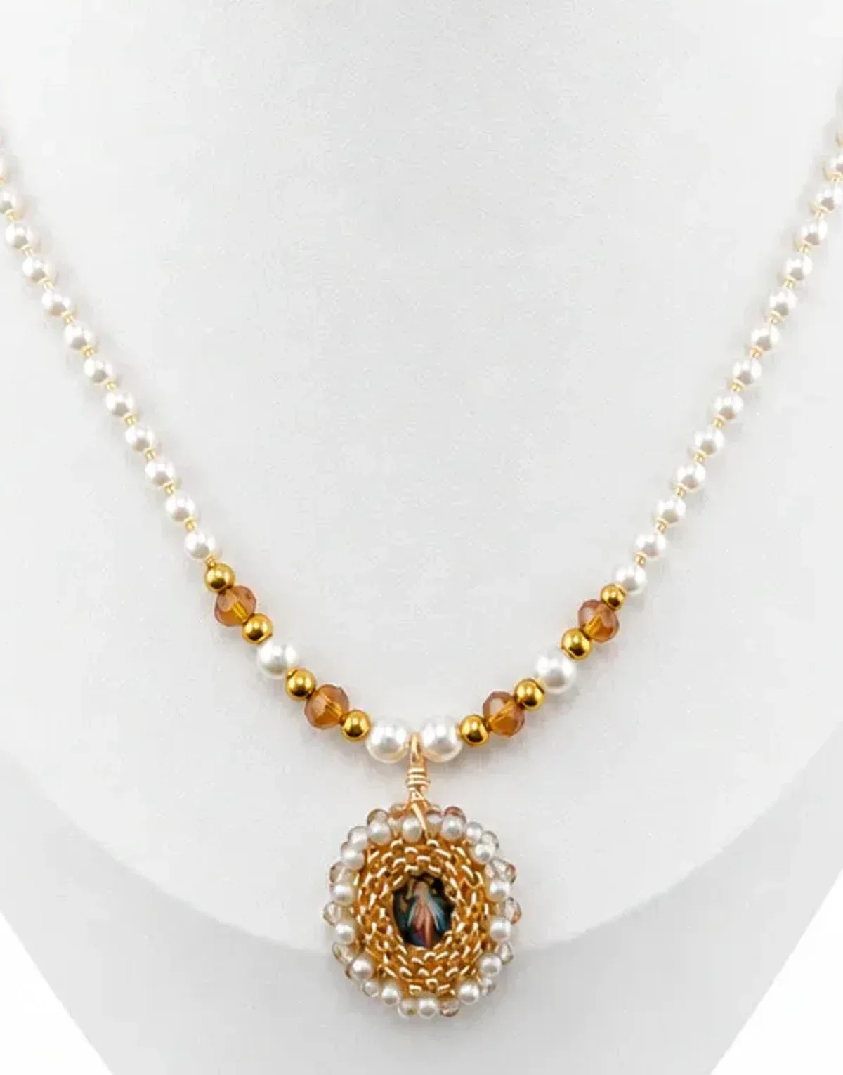 Collar con medalla  mini y perlas sintéticas