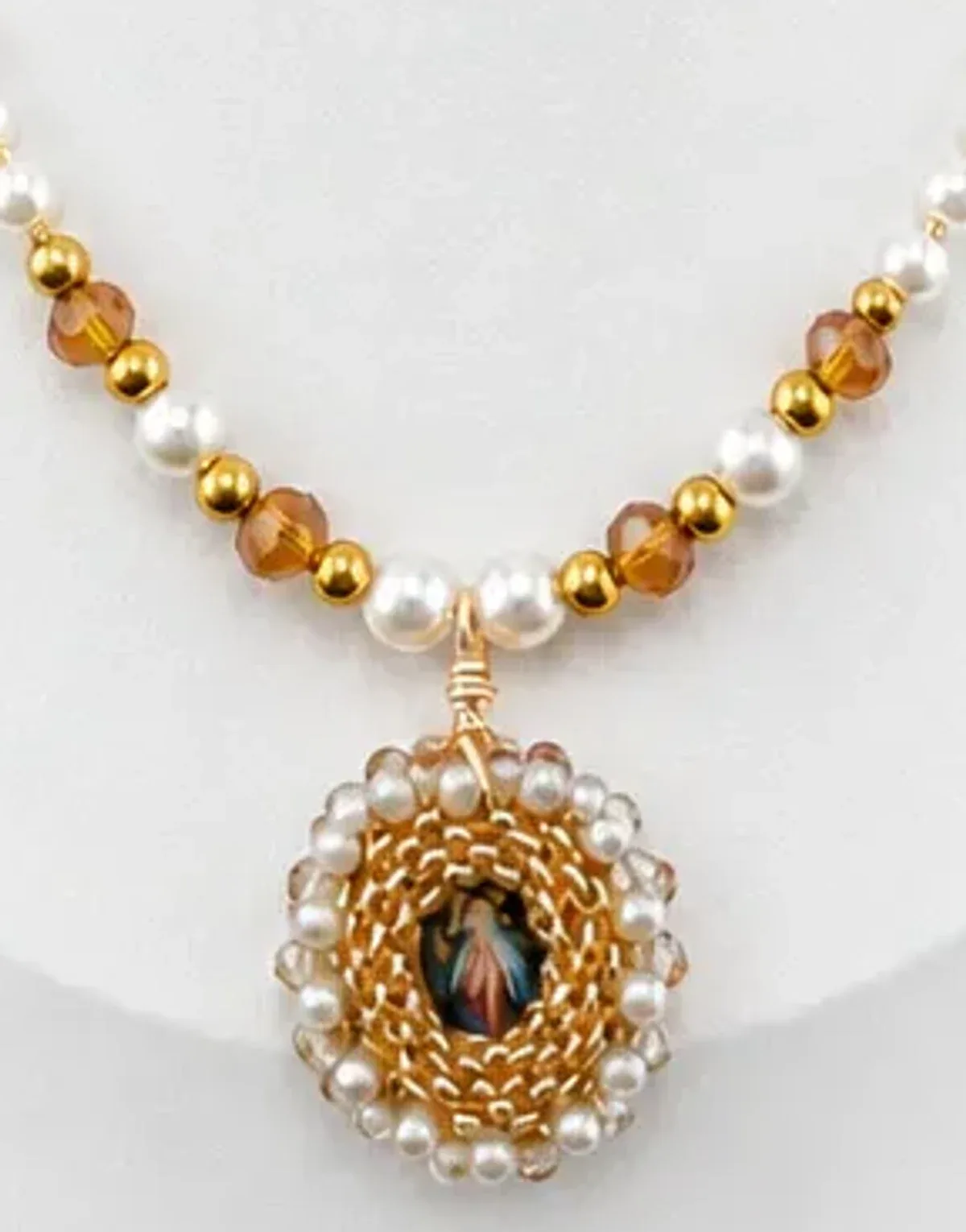 Collar con medalla  mini y perlas sintéticas