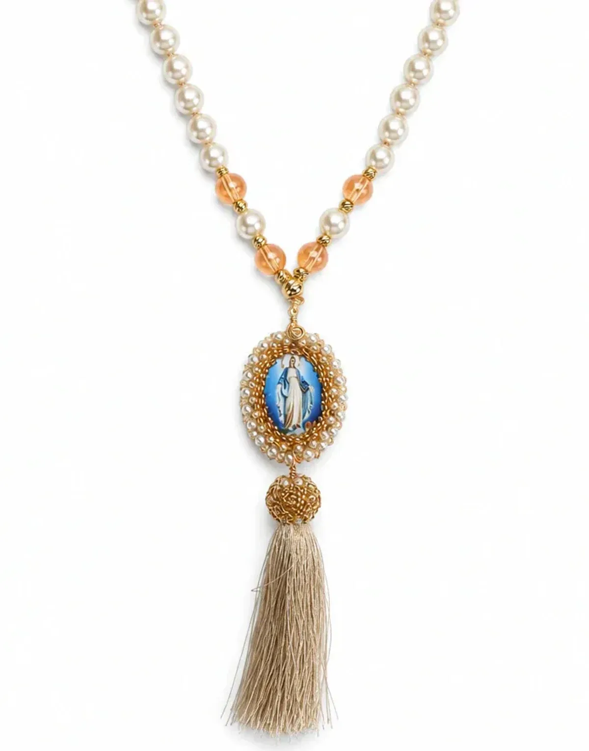 Collar con medalla ovalada y borla
