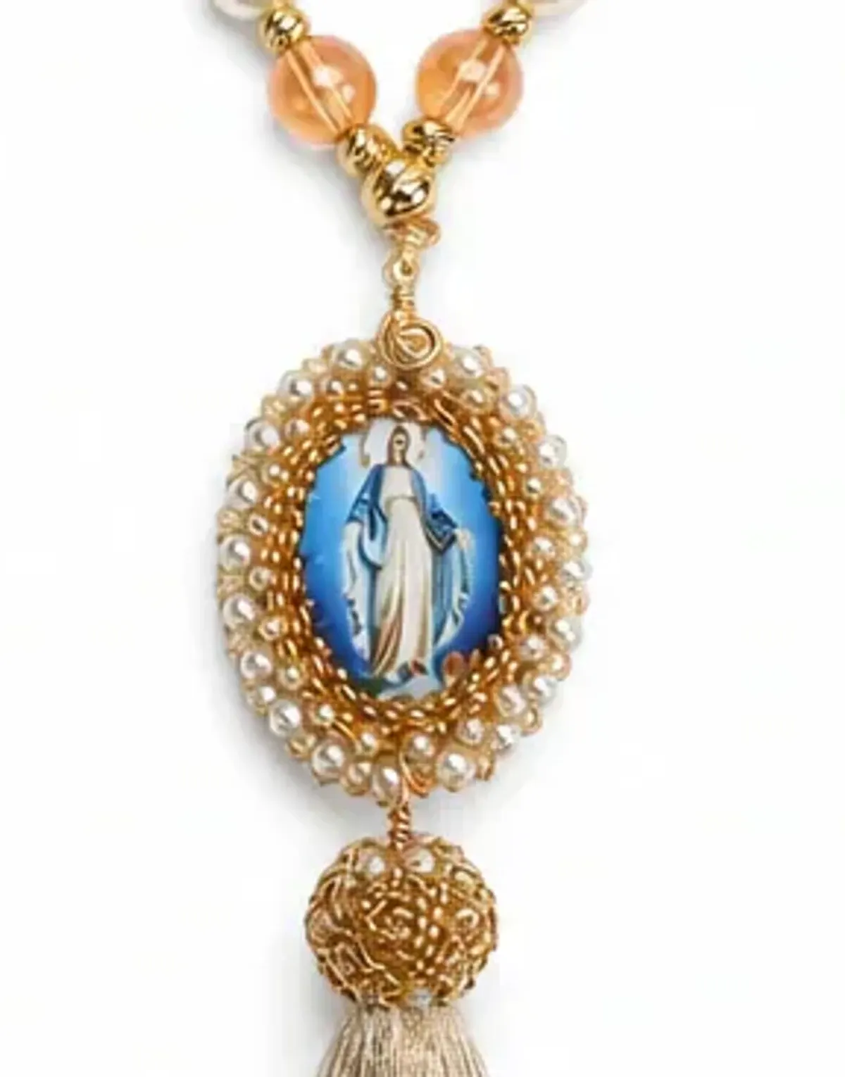 Collar con medalla ovalada y borla