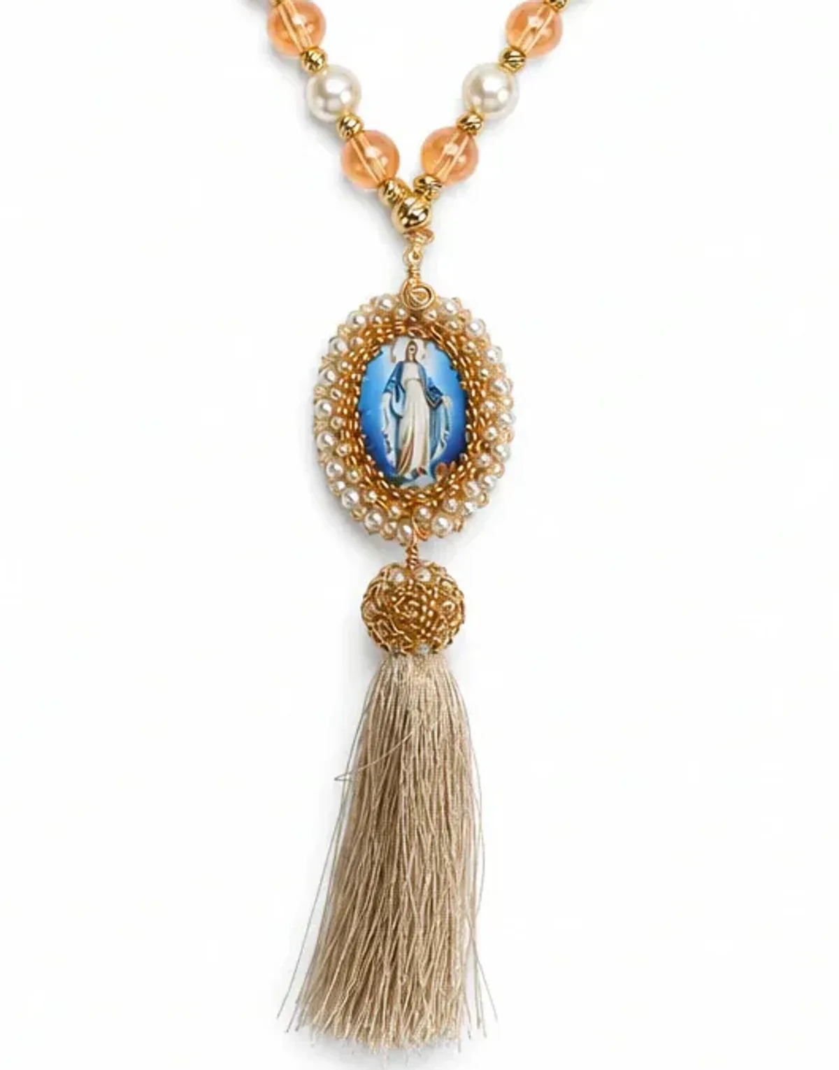 Collar con medalla ovalada y borla