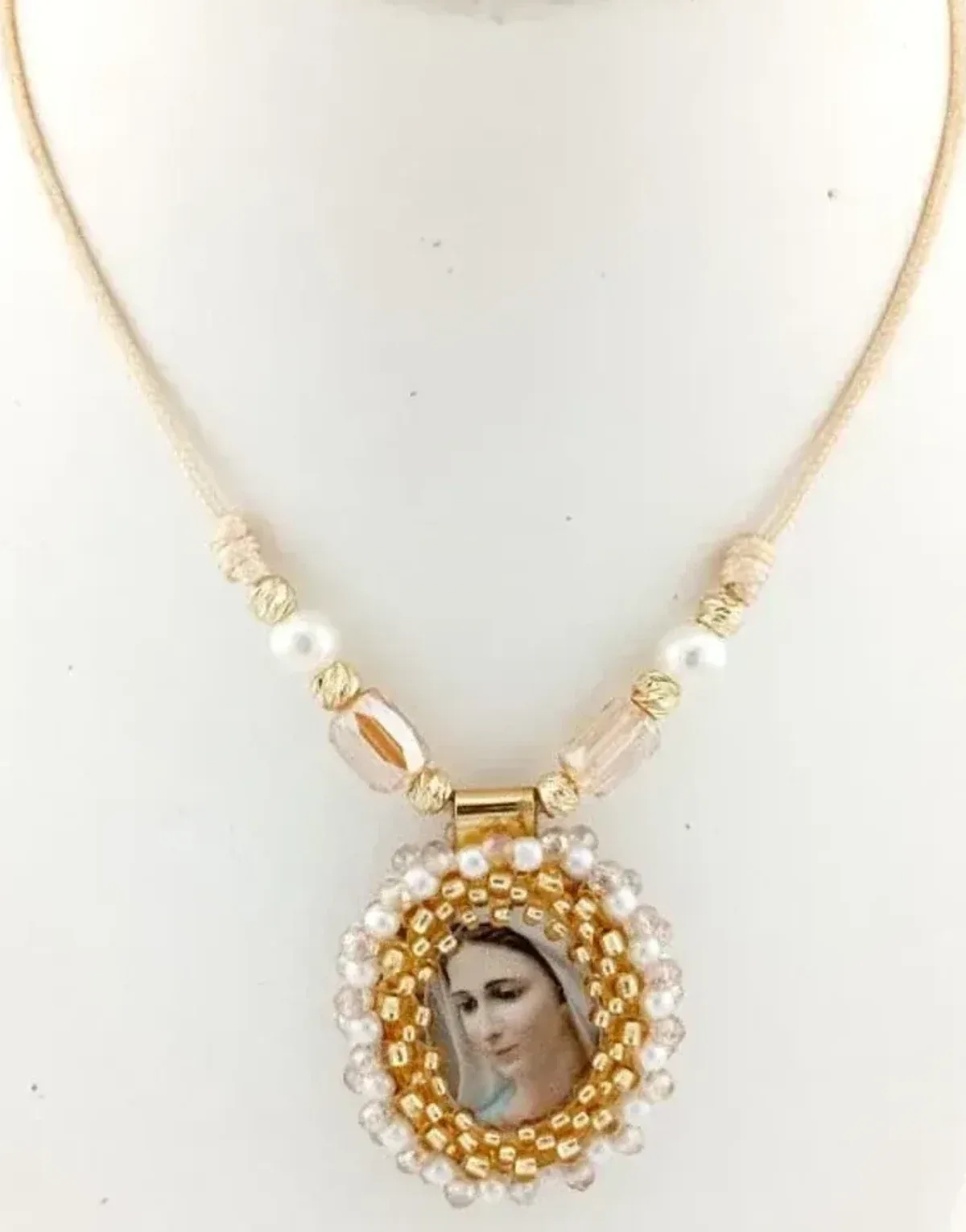 Collar corto con medallón Katica