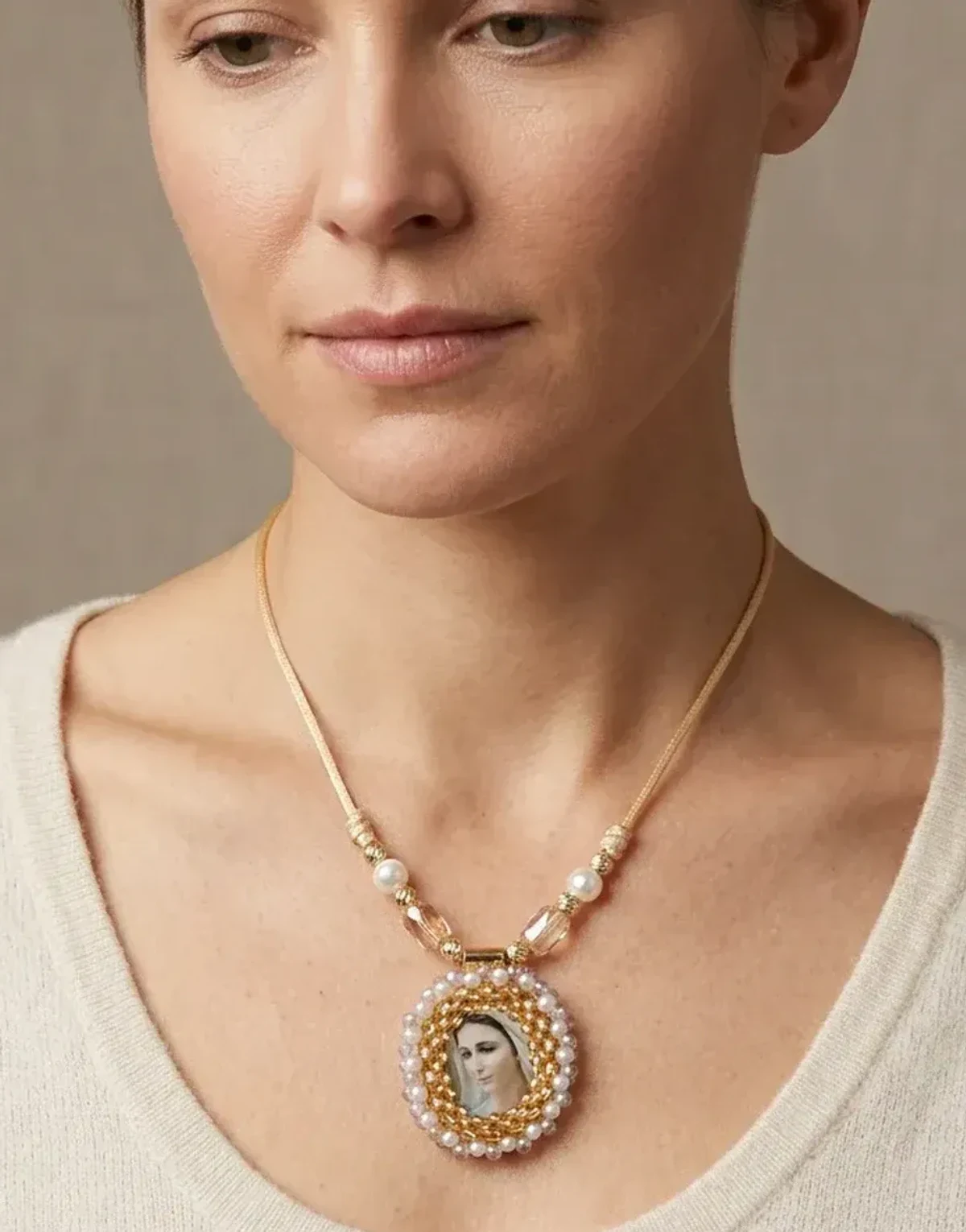 Collar corto con medallón Katica