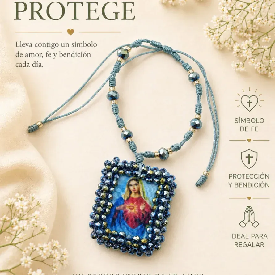 Collar devocional azul en una composición floral